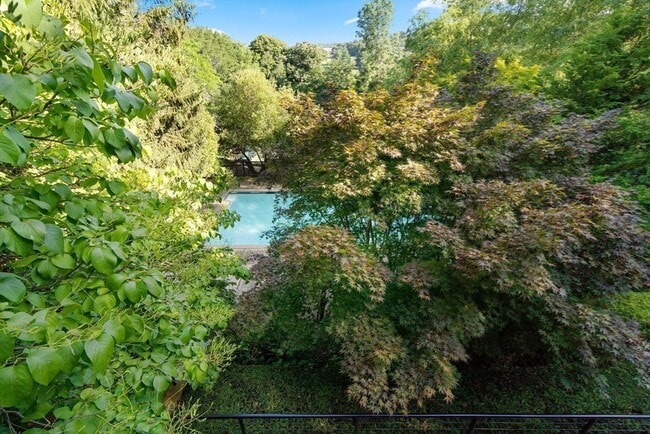 Building Photo - 225 Kenrick St