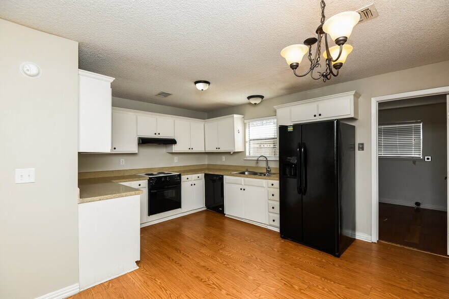 Building Photo - 505 Plainview Dr