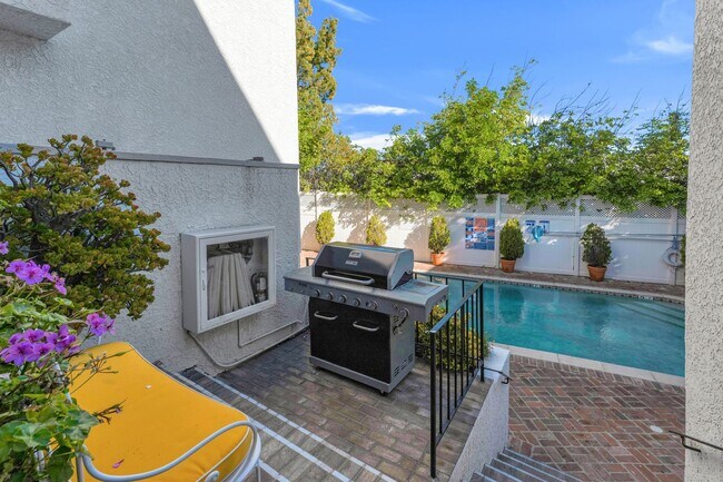 Building Photo - 4950 Louise Ave