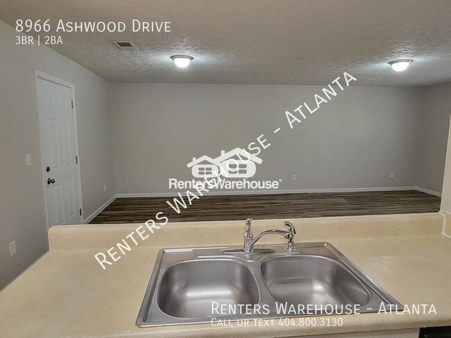 Building Photo - 3 Bedroom Ranch floorplan on wooded lot in...