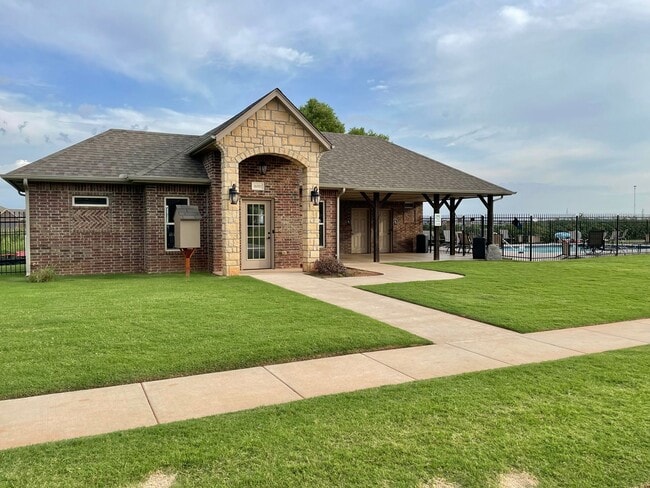 Building Photo - 4 Bed, 2 Bath with Neighborhood Pool and D...