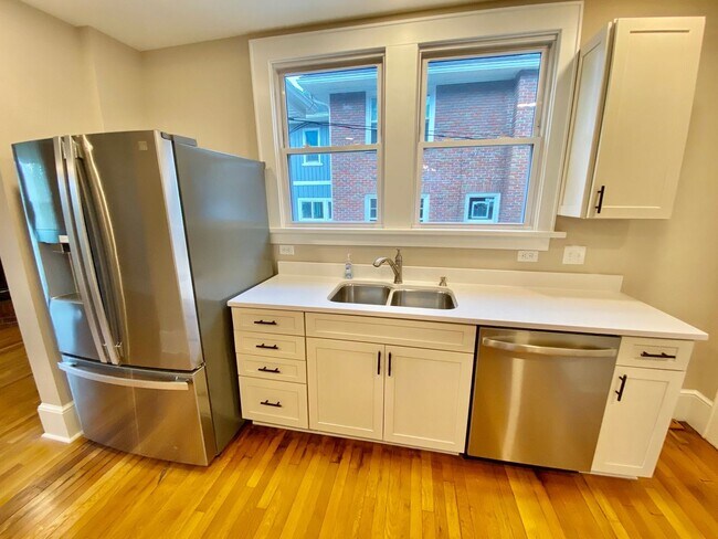Building Photo - North Asheville - Renovated 1020's Charmer!