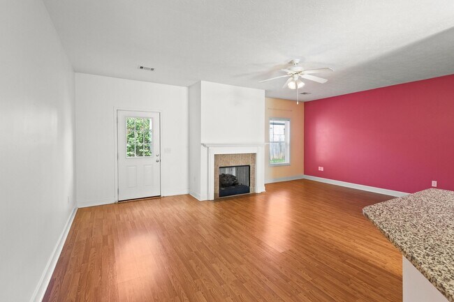Building Photo - 3/2, fenced in backyard, heart of Auburn!