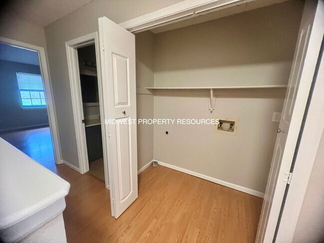 Building Photo - Beautiful 2 Bedroom Townhome with Updated Kitchen