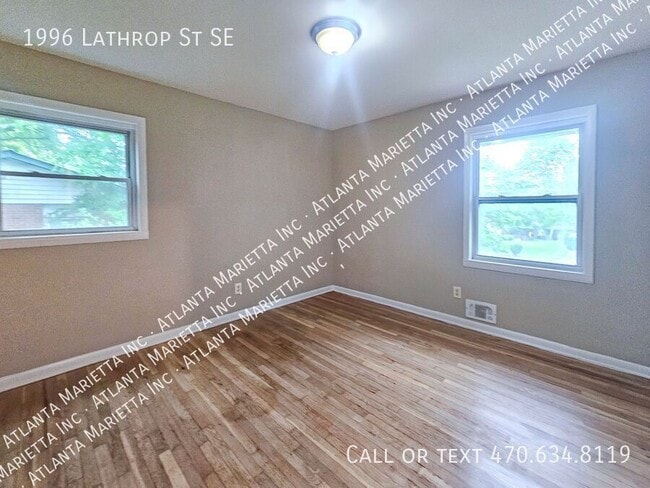 Building Photo - 1996 Lathrop St SE