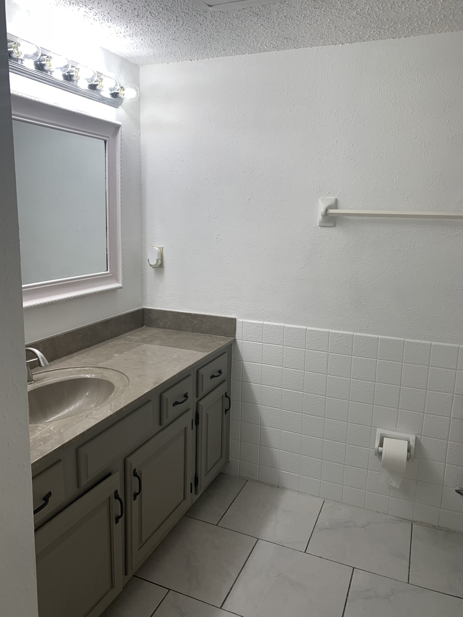 Master Restroom - 2826 S Bartell Dr