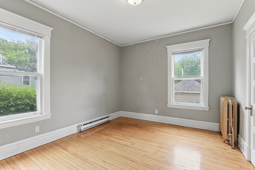 Building Photo - 1862 Roblyn Ave