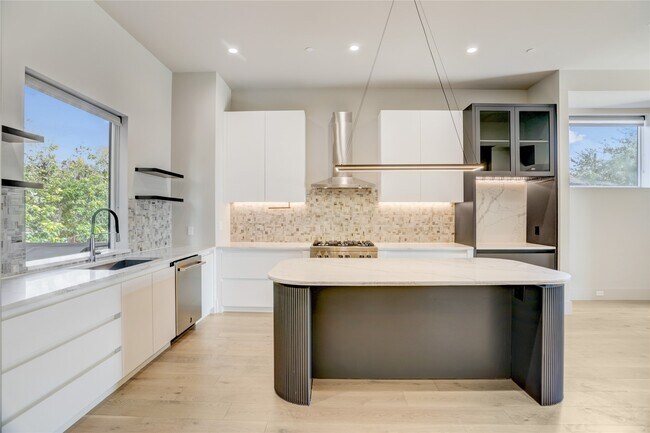 Building Photo - 1116 Peden St