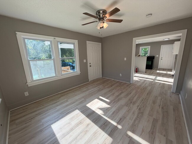 Building Photo - Renovated 2/1 House in North Rome- $1,095