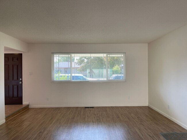 Building Photo - Newly renovated 3/2 Home in Quiet Neighbor...