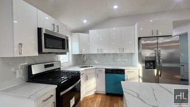 Building Photo - 123 AVENUE