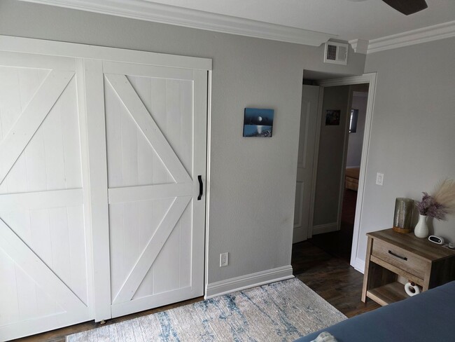 Building Photo - One month rental Fully furnished 1 bedroom...