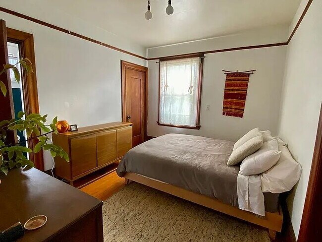 Building Photo - "Charming 1-Bedroom Oasis in the Heart of Berkeley – Perfect Location!"