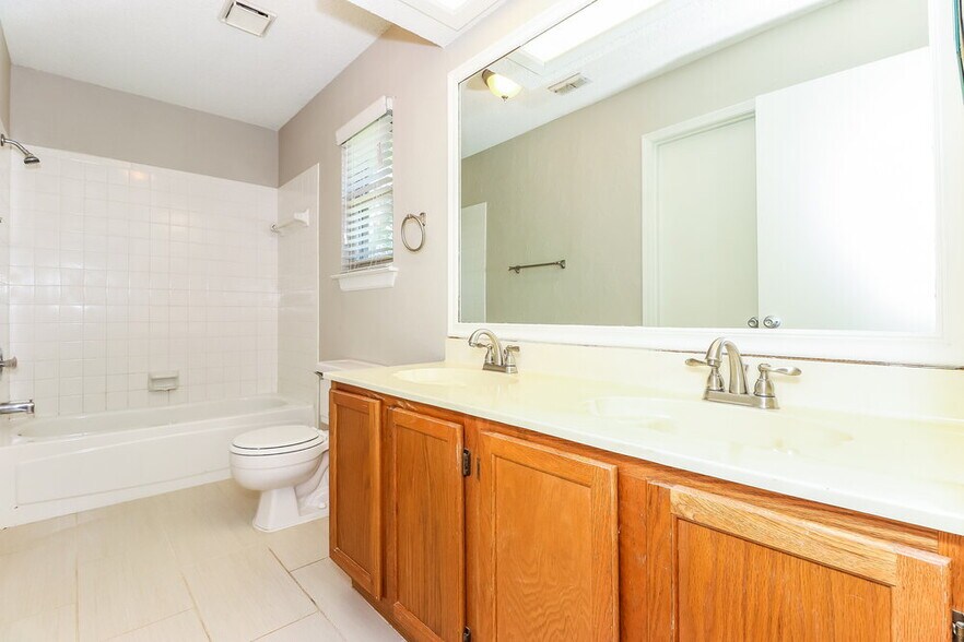 Building Photo - 3645 Fairview Dr