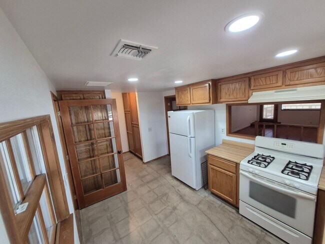 Building Photo - Joshua Tree Home with Awesome Views!