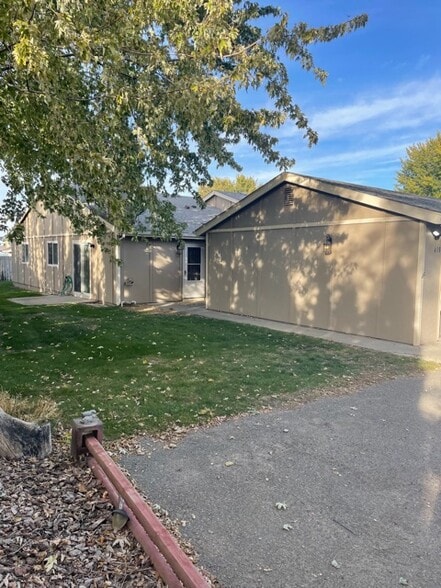 Front Entrance - 418 S Quillan Plz