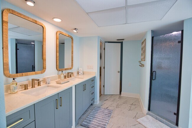 Building Photo - Seasonal Venice Island Pool Home half block from Golden Beach deeded access to the Gulf!