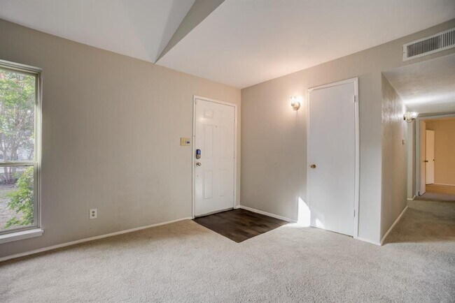 Building Photo - 2822 Canary Ln