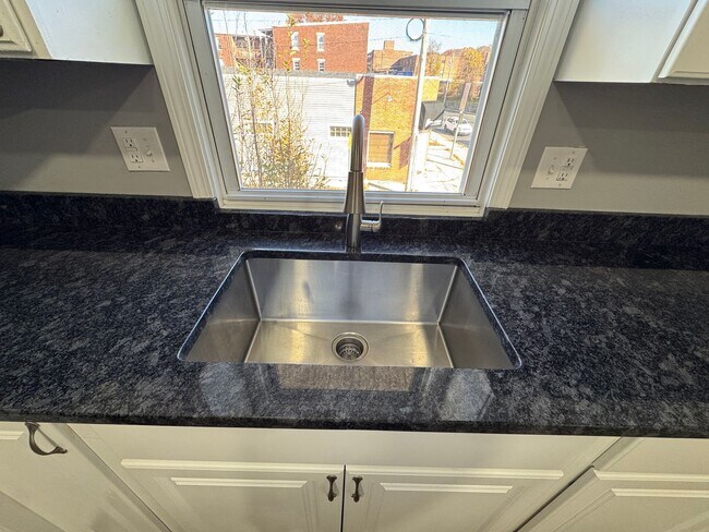 Building Photo - 1036 Chicopee St