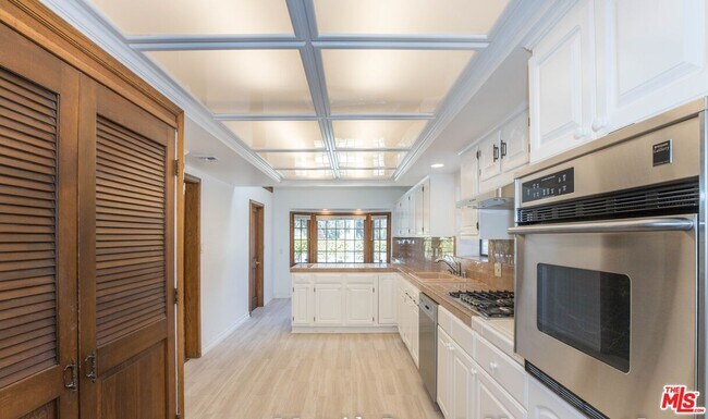 Building Photo - 12694 Montana Ave