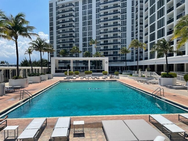 Primary Photo - 10275 Collins Ave