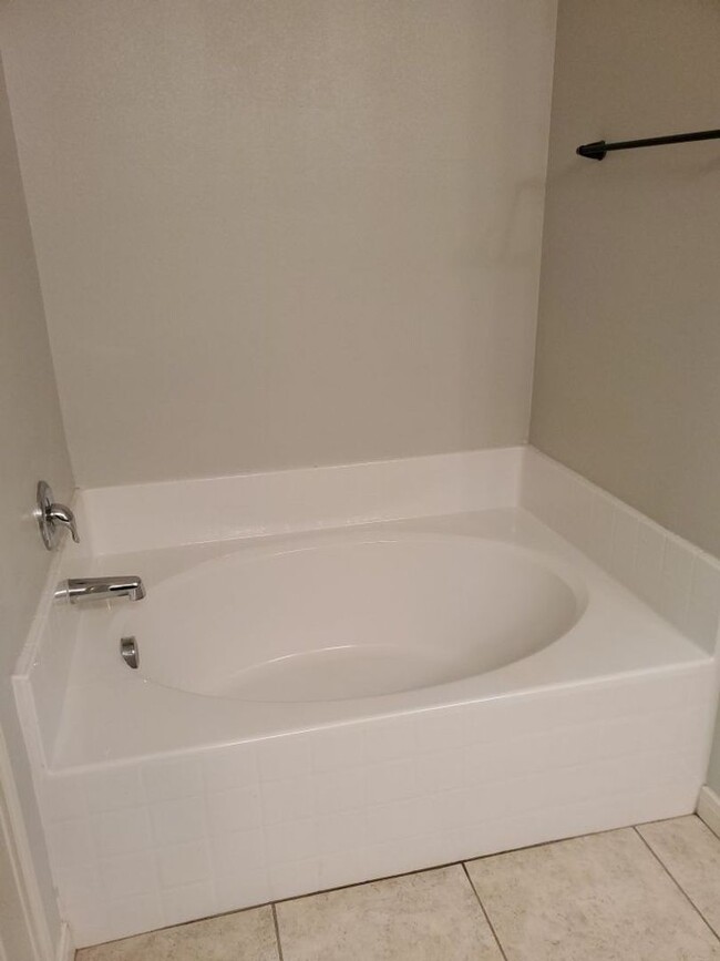 Building Photo - 4 bedrooms/2.5 bath over 2,000 square feet