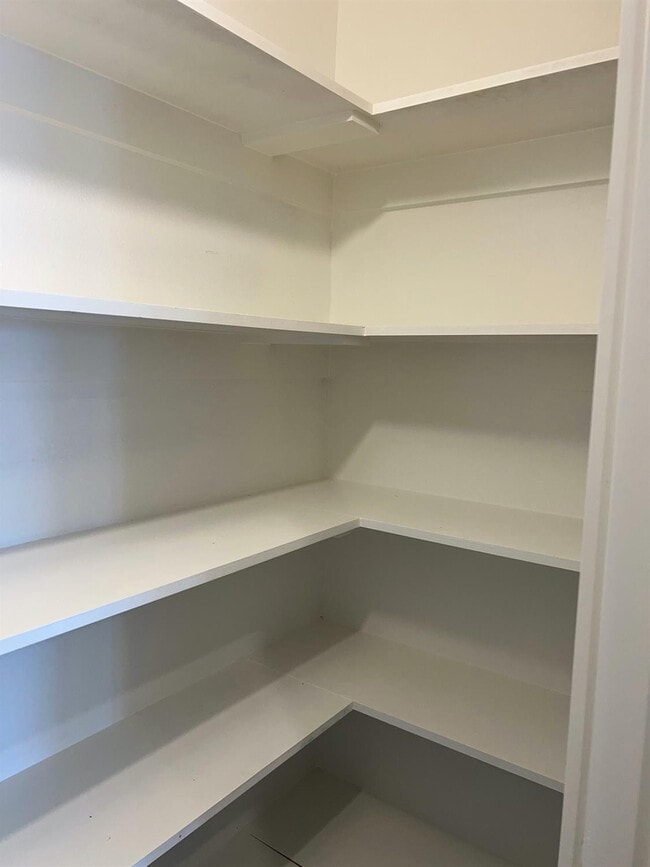 Building Photo - 2018 Kenwood Ave