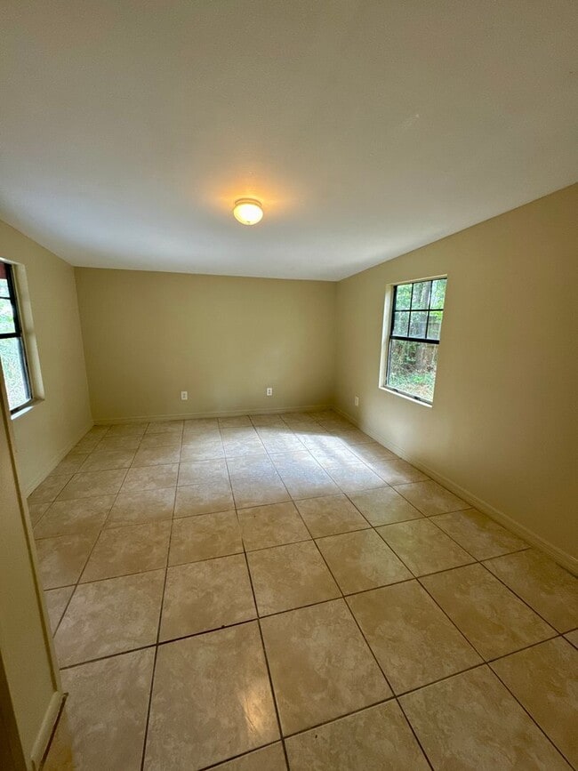 Building Photo - Great 3 Bedroom Available