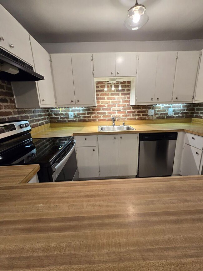 Building Photo - Beautiful Ground Floor Unit-  1BD/1.5BA