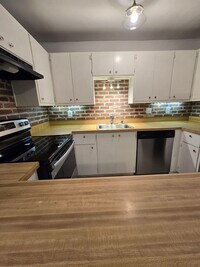 Building Photo - Beautiful Ground Floor Unit-  1BD/1.5BA