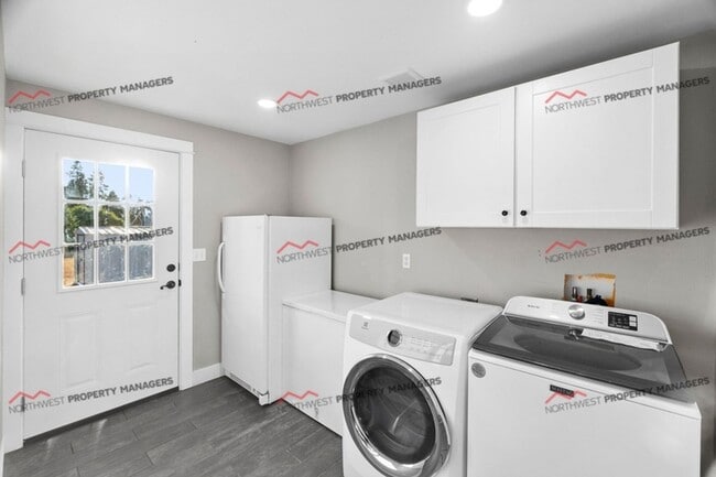 Building Photo - STATUS: AVAILABLE | R37 | $2495