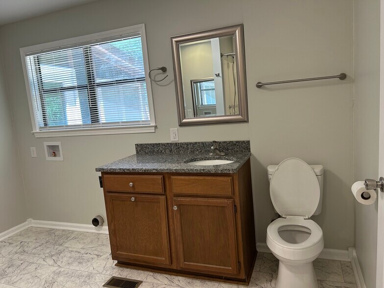 Building Photo - 600 Villard Dr