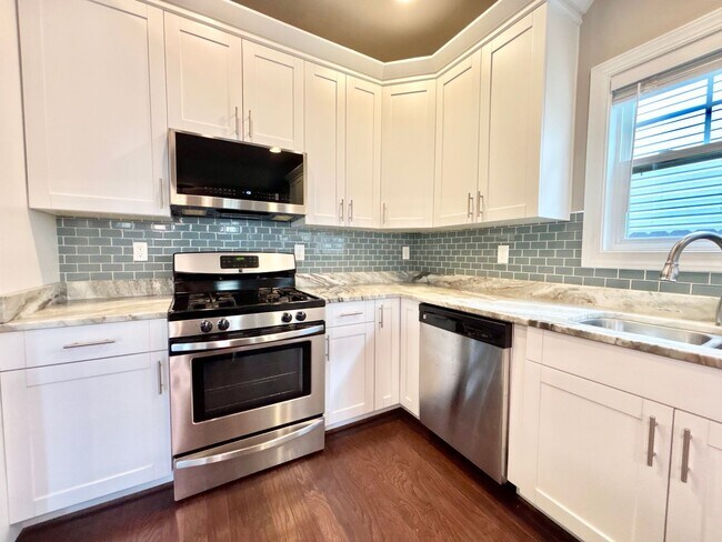 Building Photo - Gorgeous Home in Town Center Virginia Beach!