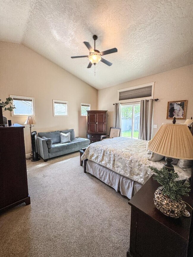 Building Photo - 5483 N Black Sand Ave