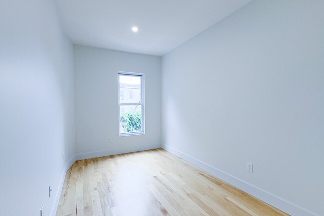 Building Photo - 182 Schaefer St