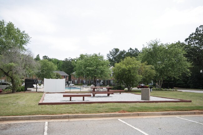 Building Photo - Royal Oaks Townhomes