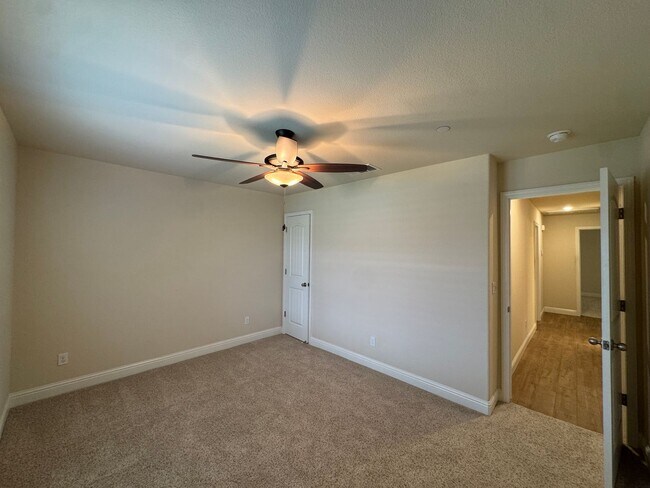 Building Photo - 493 Crescent Ln