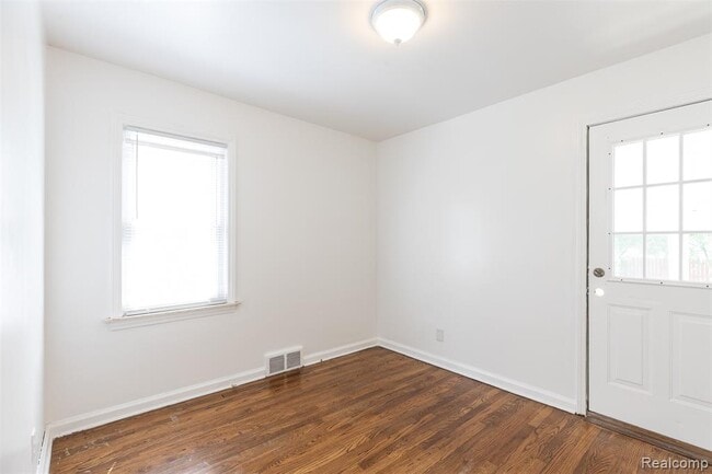 Building Photo - 613 Riverbank St
