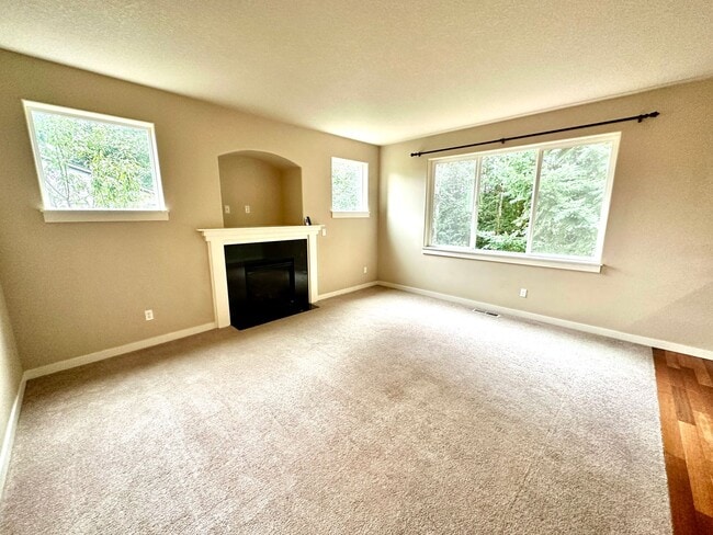 Building Photo - Beautiful 6-bedroom 4-bathroom home in an upscale neighborhood in the Sexton Mountain section of ...