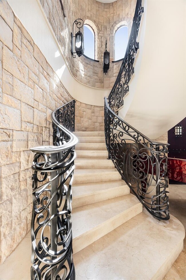 Building Photo - 6016 Leonardo St