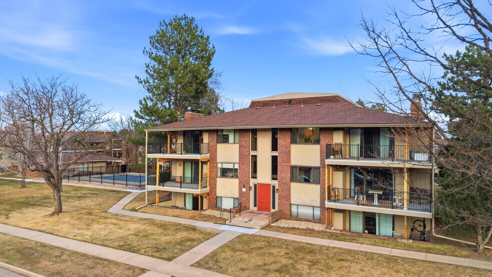 Building Photo - 600 Manhattan Dr