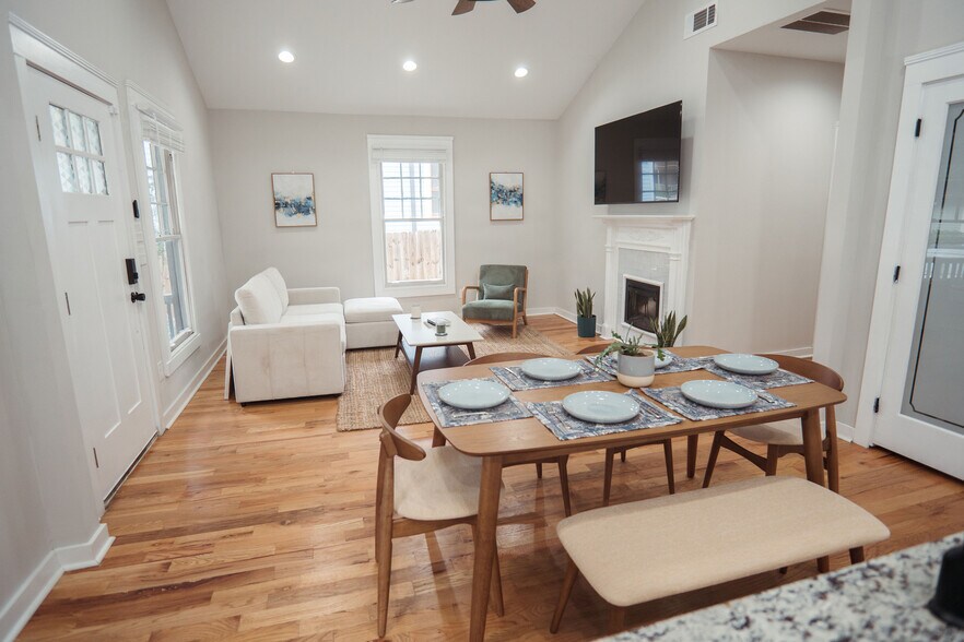 Building Photo - 733 Bonnie Brae Ave SW