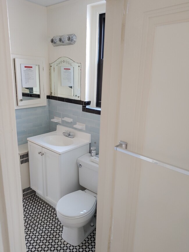 Building Photo - 769 Shady Dr E