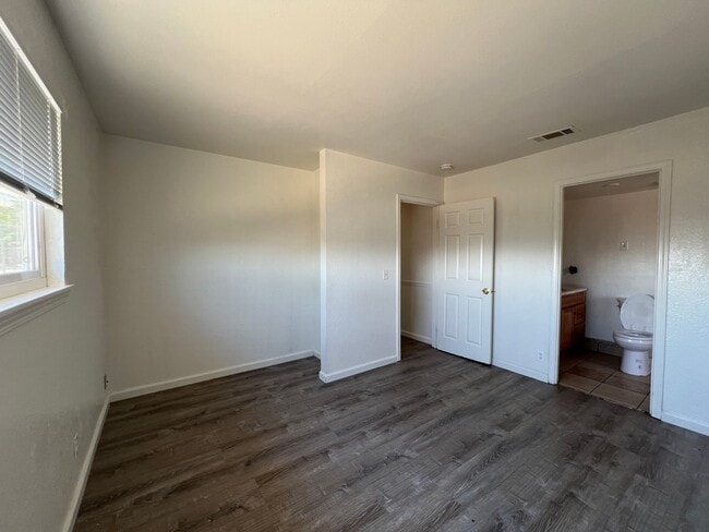Building Photo - Beautiful 4 Bedroom 2 Bathroom Home