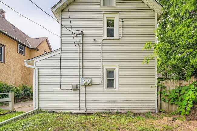 Building Photo - 707 Jenks Ave E