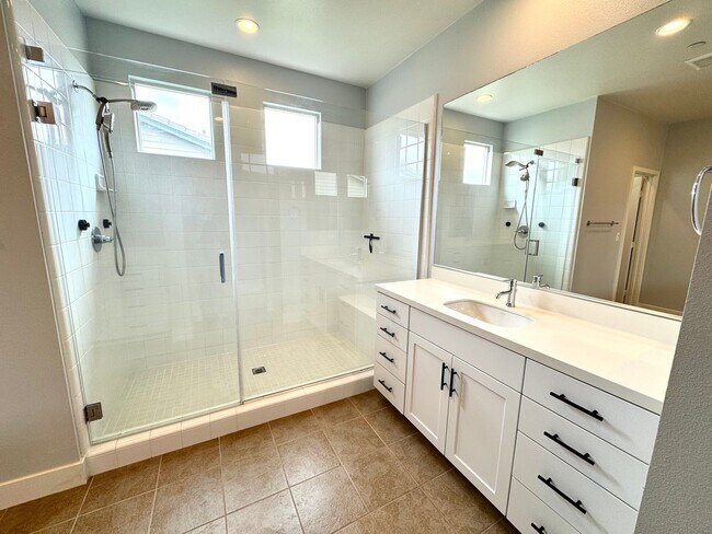 Building Photo - Beautiful 4Bd/3Ba Spacious Home in Costa M...