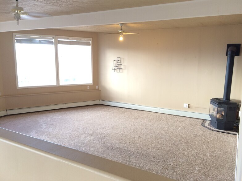 Building Photo - 460 W Briar Dr