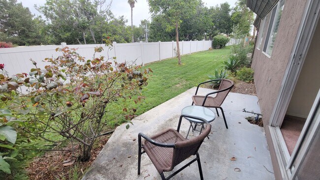 Building Photo - 3 bd/2 ba Townhouse close to USD.