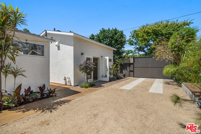 Building Photo - 2425 Cloy Ave