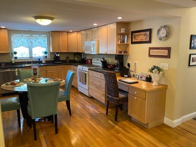 Building Photo - 84 Lake Rd